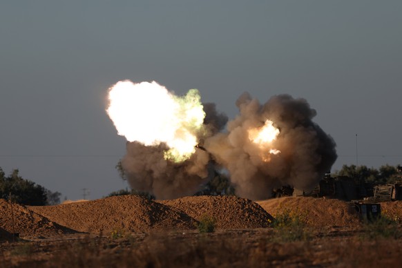 epa11324930 Israeli artillery fire at an undisclosed location near the border with the Gaza Strip, in southern Israel, 07 May 2024. The Israel Defence Forces (IDF) said on 07 May that its ground troop ...