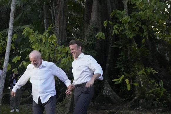 Le président brésilien Luiz Inacio Lula da Silva et le président français Emmanuel Macron sur l&#039;île de Combu, au Brésil, le mardi 26 mars 2024. Le Français y effectue une visite de trois jours.