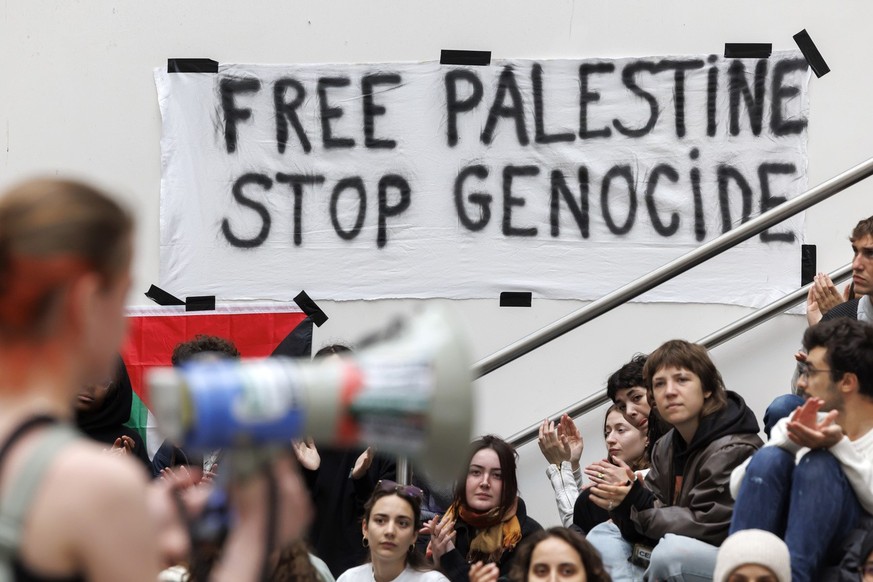 Pro-Palestinian students occupy the principal hall of the Uni-Mail building of the University of Geneva (UNIGE), in Geneva, Switzerland, Tuesday, May 7, 2024. (KEYSTONE/Salvatore Di Nolfi)