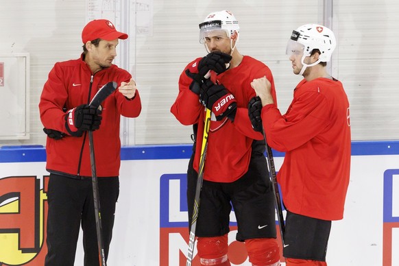 Patrick Fischer, head coach of Switzerland national ice hockey team, talks to his players Switzerland&#039;s forward Nino Niederreiter, centre, and Switzerland&#039;s forward Nico Hischier, right, dur ...