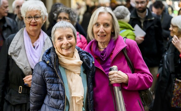 Anne Mahrer, gauche, co-presidente et Rosmarie Wydler-Waelti, droite, co-presidente des Ainees pour la protection du climat Suisse, marchent pour prendre le train en direction de Strasbourg avec des m ...