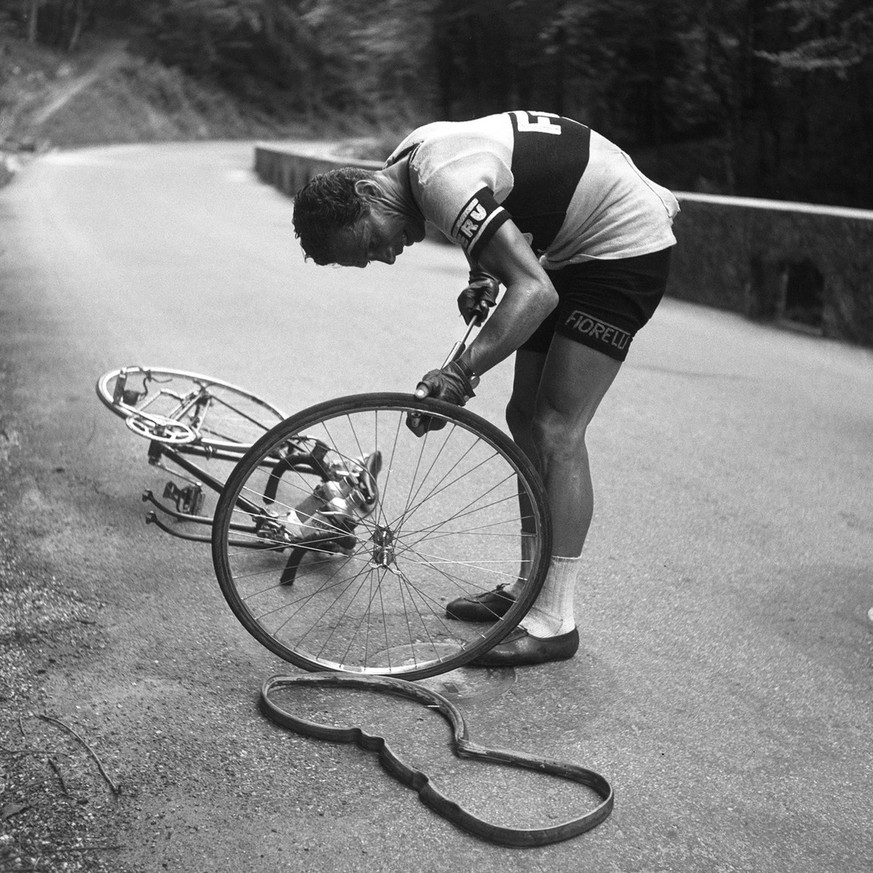 Quand le coureur devait encore mettre la main à la pâte en cas de crevaison: Walter Diggelmann change un pneu défectueux lors du Tour de Suisse de 1950 et se classe finalement 29e.
https://permalink.n ...