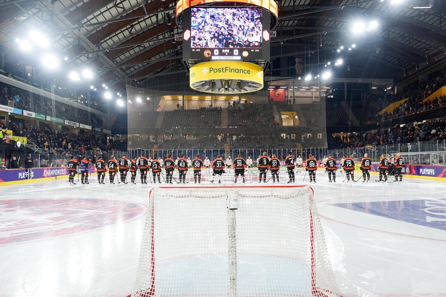 Schweiz: Champions Hockey League 2025/26 1/8 final, SC Bern vs Brynäs IF - PostFinance Arena, Bern: Spieler von SC Bern vor dem Spiel Bern PostFinance Arena Bern Schweiz *** Switzerland Champions Hock ...