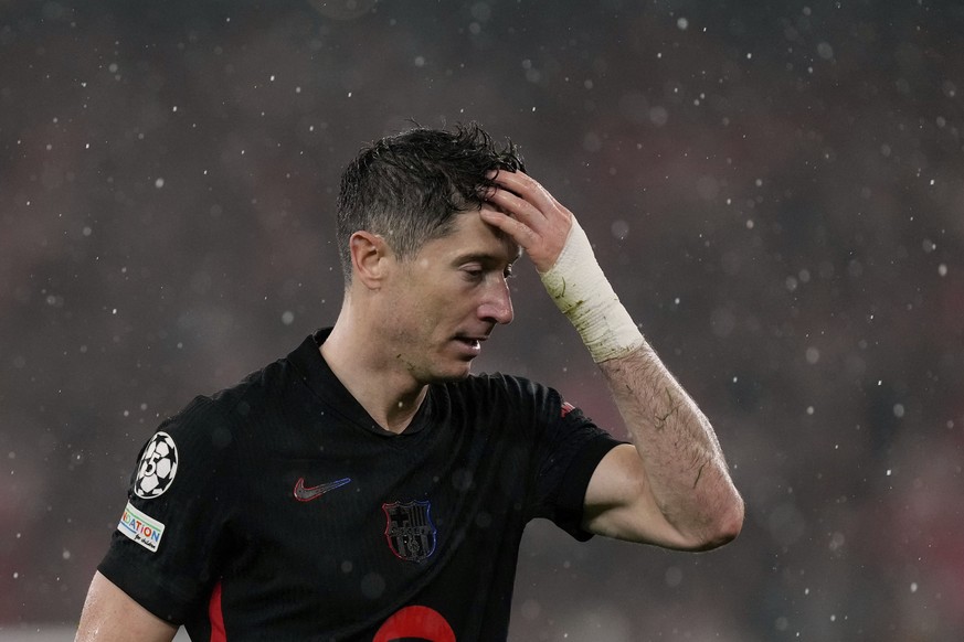 Barcelona&#039;s Robert Lewandowski reacts during a Champions League opening phase soccer match between SL Benfica and FC Barcelona at the Luz stadium in Lisbon, Tuesday, Jan. 21, 2025. (AP Photo/Arma ...