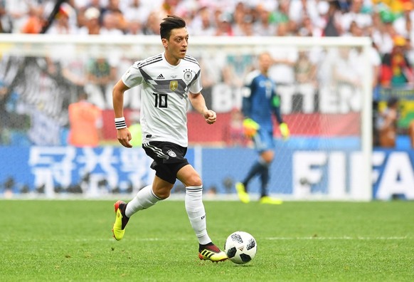 epa06816044 Mesut Oezil of Germany in action during the FIFA World Cup 2018 group F preliminary round soccer match between Germany and Mexico in Moscow, Russia, 17 June 2018.....(RESTRICTIONS APPLY: E ...