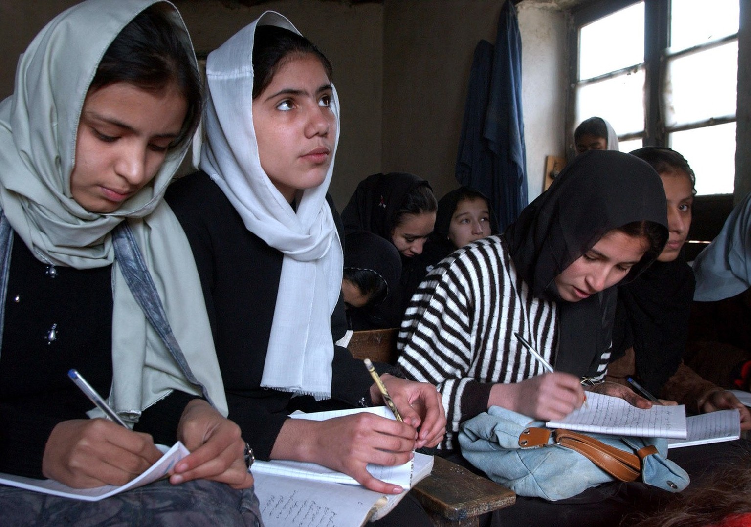 Des étudiantes afghanes en classe, à l'école pour filles Manu Chera dans le centre de Kaboul, lundi 31 décembre 2001.