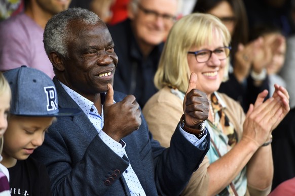 Die Eltern Kambundji, Safuka, Mitte-links, und Ruth, rechts, fotografiert waehrend einer oeffentlichen Ehrung fuer die Sprinterin Mujinga Kambundji , am Samstag, 12. Oktober 2019, im Sportstadion Lieb ...