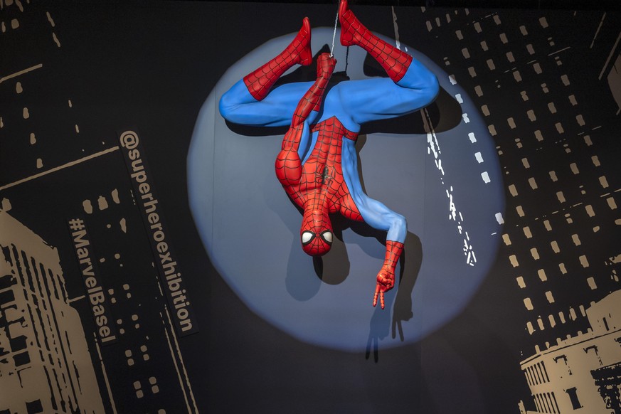 Spider-Man in der Ausstellung Marvel: Universe of Super Heroes, in Basel, am Donnerstag, 21. Maerz 2024. In der Ausstellung sind Originalzeichnungen, echte Kostueme, Requisiten aus Hollywood, begehbar ...