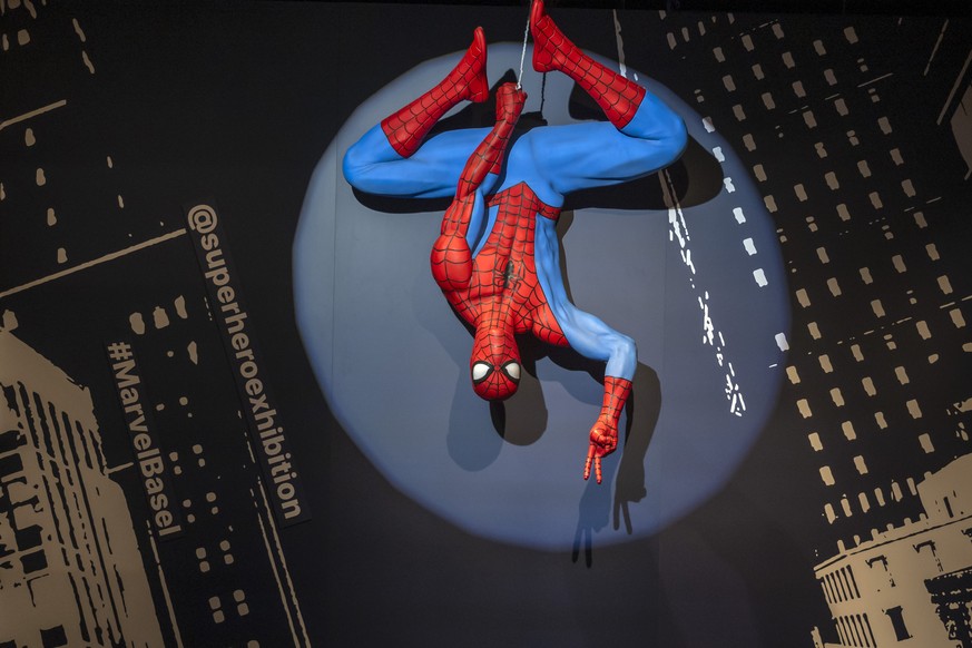 Spider-Man in der Ausstellung Marvel: Universe of Super Heroes, in Basel, am Donnerstag, 21. Maerz 2024. In der Ausstellung sind Originalzeichnungen, echte Kostueme, Requisiten aus Hollywood, begehbar ...