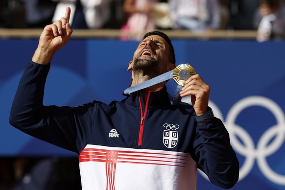 epa11525521 Gold medal winner Novak Djokovic of Serbia celebrates on the podium during the medal ceremony for the Men&#039;s Singles of the Tennis competitions in the Paris 2024 Olympic Games, at the  ...