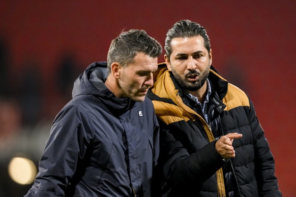 L&#039;entraineur du FC Stade Lausanne Ouchy Anthony Braizat, gauche, parle avec le directeur sportif du FC Stade Lausanne Ouchy Hirac Yagan, droite, lors de la rencontre de football de Challenge Leag ...