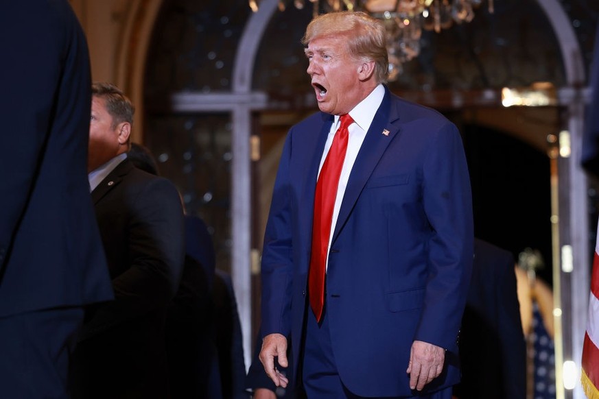 L&#039;ancien président des États-Unis Donald Trump réagit à ses partisans alors qu&#039;il arrive à un événement à Mar-a-Lago le 4 avril 2023 à West Palm Beach, en Floride. M. Trump a plaidé non coup ...