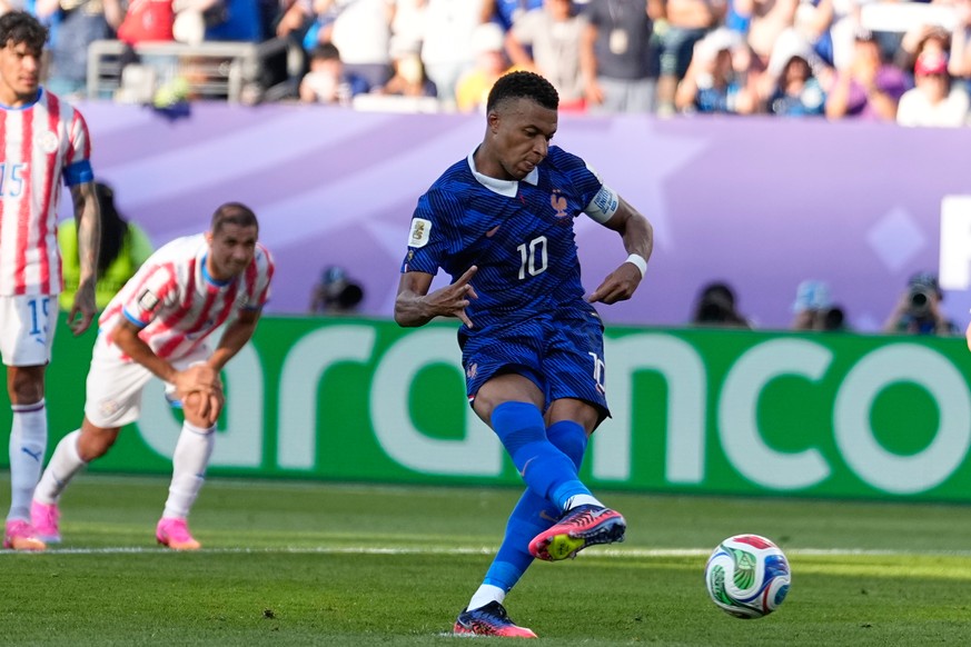 France's Kylian Mbappe scores from the penalty spot the opening goal during the World Cup round of 16 soccer match between Paraguay and France in Philadelphia, Saturday, July 4, 2026. (AP Photo/M ...