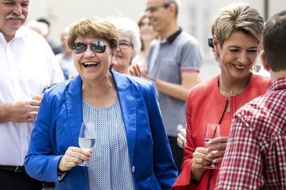 Bundesraetin Viola Amherd und Bundesraetin Karin Keller-Sutter, von links, beim Apero mit der Bevoelkerung, waehrend einer Bundesratsreise in die Zentralschweiz, am Donnerstag, 4. Juli 2019, in Schwyz ...