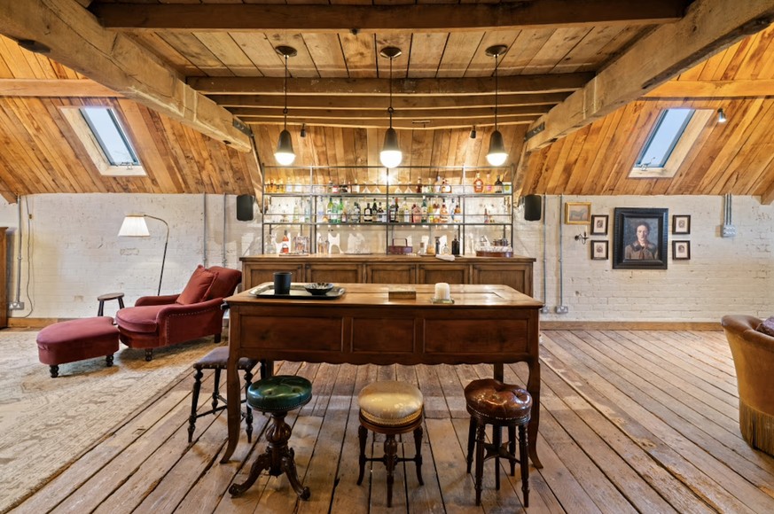 La grange de réception comprend un pub, un garage chauffé pour cinq voitures et une kitchenette.