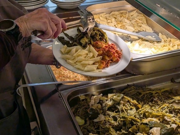 La soupe populaire sert chaque jour des repas chauds à prix symbolique.