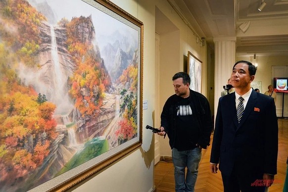 La peinture «Chute d'eau de Pibong dans les montagnes de Geumgang en automne» a été réalisée selon la technique traditionnelle coréenne de la peinture Joseon-hwa, vieille d'environ deux mille ans - en ...