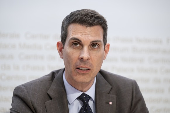 Staenderat Thierry Burkart, Praesident FDP, spricht waehrend einer Medienkonferenz des Komitees gegen die Biodiversitaesinitiative, am Donnerstag, 13. Juni 2024 in Bern. (KEYSTONE/Anthony Anex)