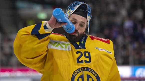 Torhueter Sandro Aeschlimann (HCD) reagiert nach dem Tor zum 2:1 enttaeuscht bei dem Spiel 2 des Playoff Halbfinal der Eishockey National League zwischen den ZSC Lions und dem HC Davos am Montag, 6. A ...