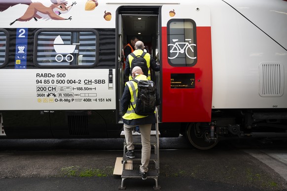 Des invites montent de le train ICN &quot;Mani Matter&quot; lors d&#039;une presentation des CFF de leur premier train Intercity pendulaires (ICN) entierement modernise, ce jeudi 24 novembre 2024, aux ...