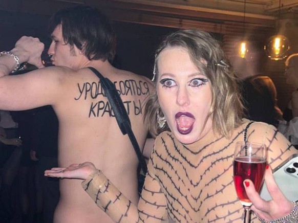Ksenia Sobchak, en pleine fête, supposément enceinte, selon The Guardian.