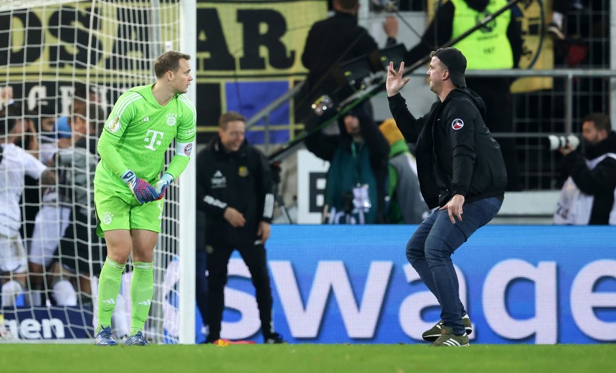 SAARBRUECKEN, GERMANY - NOVEMBER 01: Manuel Neuer of Bayern Muenchen disappointed during the DFB cup second round match between 1. FC Saarbrücken and FC Bayern München at Ludwigsparkstadion on Novembe ...