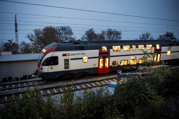 Un train des CFF/SBB circule le vendredi 12 novembre 2021 a Tolochenaz. Les trains ont recommence a circuler vendredi matin sur la ligne CFF entre Lausanne et Geneve, a vitesse reduite dans le secteur ...