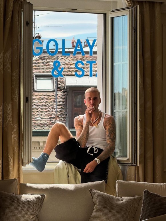 On reconnait derrière la devanture du joailler Golay fils et Stahl, à côté du Four Seasons.