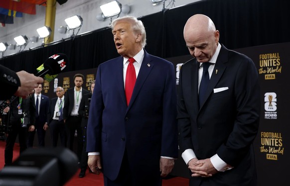 Donald Trump et Gianni Infantino lors du tirage au sort de la Coupe du monde en décembre 2025.