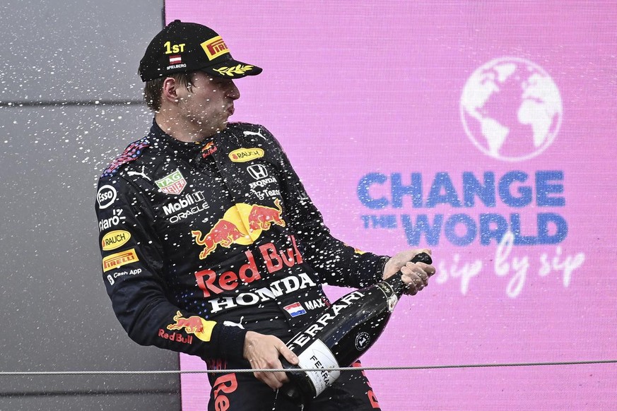 Max Verstappen célèbre sa nouvelle victoire, la deuxième consécutive et la quatrième de la saison. Fort.