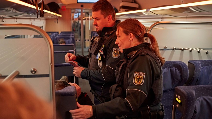 La police fédérale allemande contrôle les migrants dans les trains suisses.