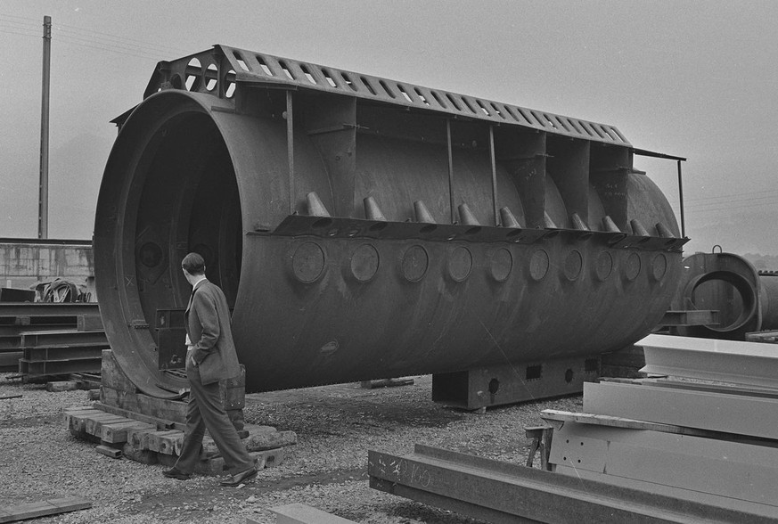 Jacques Piccard examine la coque du submersible, mai 1963.