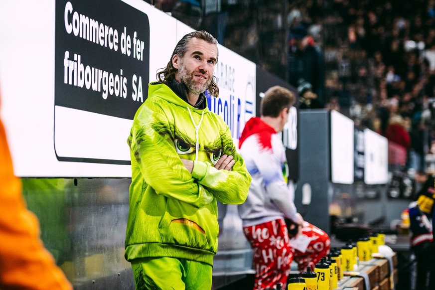 L?entraineur fribourgeois Christian Dube, avec son ensemble de Noel « Le Grinch », lors du match du championnat suisse de hockey sur glace de National League entre le HC Fribourg-Gotteron, HCFG, et Ge ...