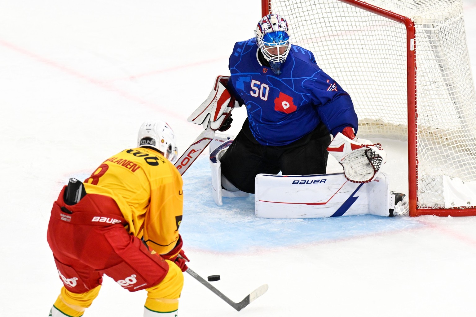 Tigers Hannes Bjoerninen, links, im kampf um den Puck gegen Klotens Reto Schaeppi, und Goalie Reto Berra,im Vorbereitungs - Spiel der National League zwischen den SCL Tigers, und dem EHC Kloten, am Sa ...
