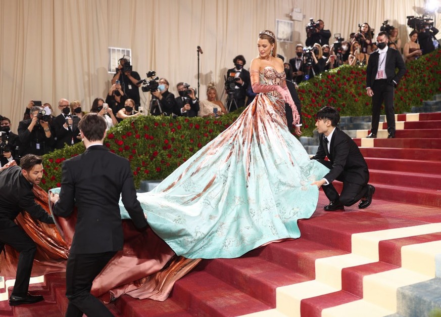 Blake Lively wears Atelier Versace and Lorraine Schwartz jewelry at The 2022 Met Gala celebrating In America: An Anthology of Fashion. The annual event was held at the The Metropolitan Museum of Art i ...