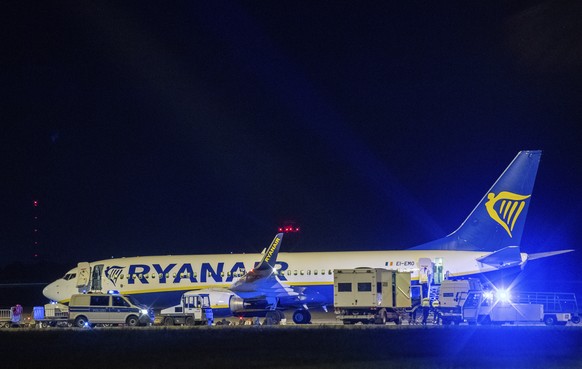 Federal police inspect a Ryanair aircraft after the unscheduled landing of the plane at the Berlin International Airport in Schoenefeld near Berlin, Germany, Monday, Mai 31, 2021. (Christophe Gateau/d ...