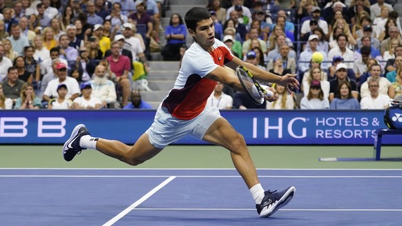 Carlos Alcaraz, of Spain, returns a shot to Casper Ruud, of Norway, during the men&#039;s singles final of the U.S. Open tennis championships, Sunday, Sept. 11, 2022, in New York. (AP Photo/Charles Kr ...