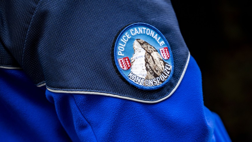 L&#039;ecusson de la Police cantonale valaisanne, est visible sur la veste d&#039;un policier lors de l&#039;inauguration officielle de &quot;La Tranchee&quot;, le plus grand stand de tir indoor de Su ...