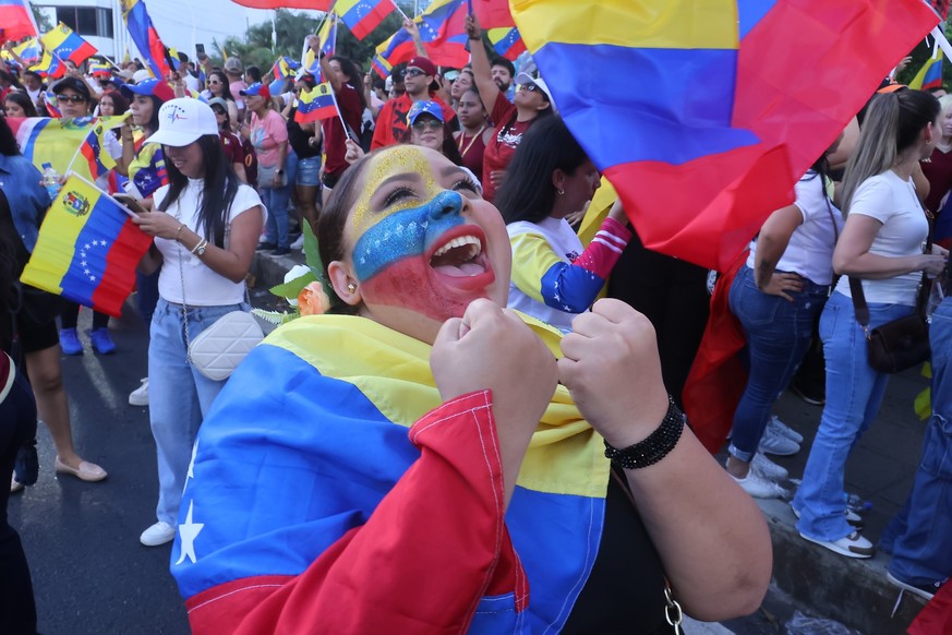 epa12624532 A Venezuelan woman residing in Panama City celebrates during a demonstration following the capture of Venezuelan President Nicolas Maduro at Urraca Park in Panama City, Panama, 03 January  ...