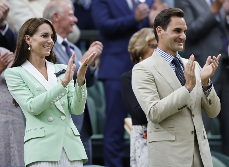 epa10726390 Britain&#039;s Catherine Princess of Wales (L) and Swiss former tennis player Roger Federer (R) applaud Andy Murray of Britain after he won against Ryan Peniston at the Wimbledon Champions ...