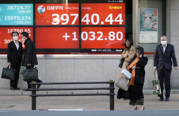 Un tableau indicateur du marché boursier à Tokyo, le 18 mars.