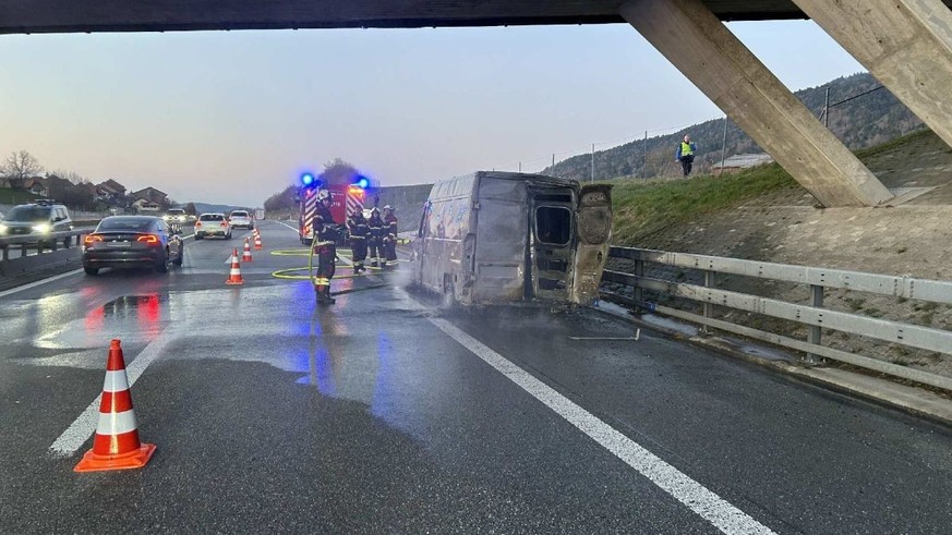 Un automobiliste de 68 ans s’en est sorti indemne après l’incendie de son véhicule jeudi soir sur l’autoroute A12, à hauteur de Châtel-St-Denis, un sinistre qui a perturbé le trafic pendant près d’une ...