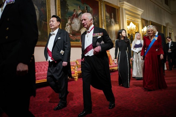 LONDON, ENGLAND - NOVEMBER 21: Catherine, Princess of Wales and Choo Kyung-ho Deputy Prime Minister of South Korea followed by Princess Anne, Princess Royal and guests attend the State Banquet at Buck ...