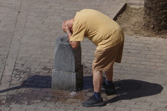 epa13046447 A man cools off in a fountain in Cordoba, Spain, 18 June 2026. Spain's meteorological agency, AEMET, has issued a warning of an expected increase in temperatures, which could exceed 4 ...