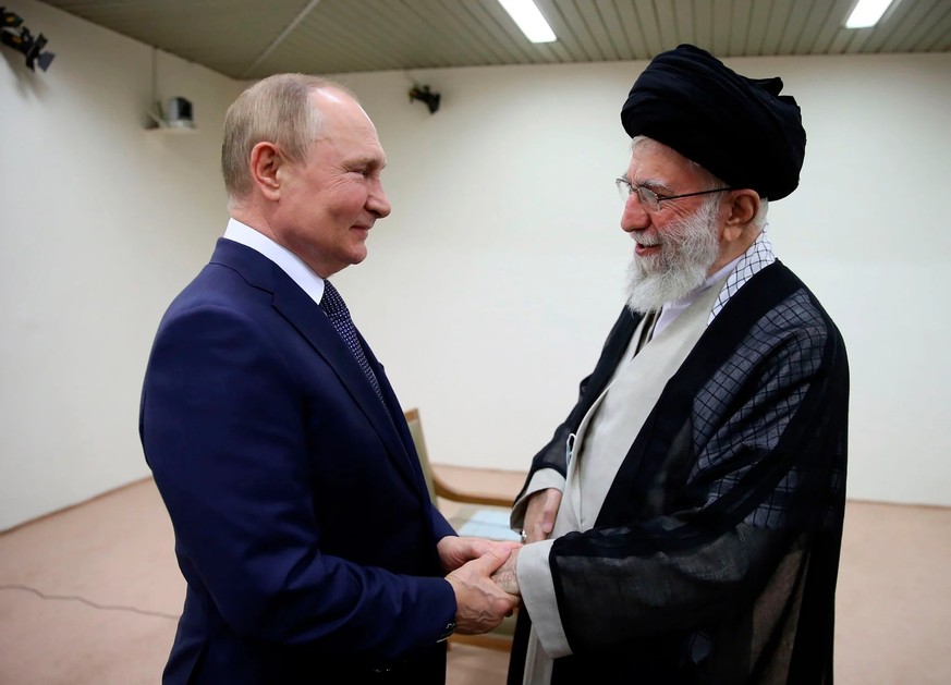 Vladimir Poutine, ici avec l'ayatollah Khamenei en 2022 à Téhéran. Le guide suprême de l'Iran est désormais décédé.