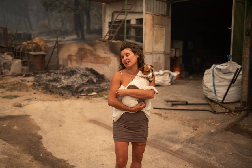 Une habitante de Piedralaves après l’incendie qui a ravagé la maison de son père lors de l’incendie de Burgohondo, le 26 juillet 2026, dans la province d’Avila, en Castille-et-León, en Espagne.