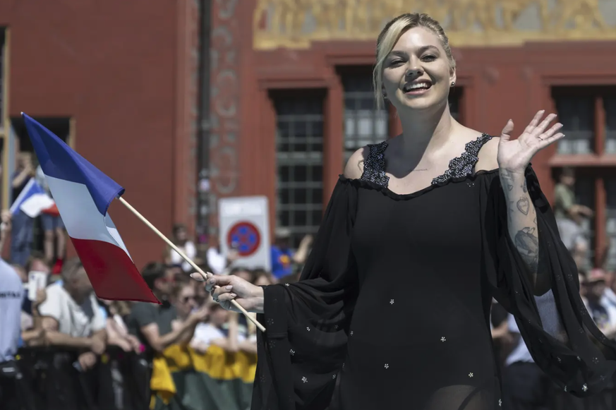 Louane pose lors de la cérémonie d'ouverture du Concours Eurovision de la chanson le 11 mai devant l'Hôtel de Ville de Bâle.