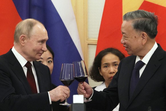 epa11425711 Russian President Vladimir Putin (L) and Vietnamese President To Lam (R) attend a reception at the Hanoi Opera House in Hanoi, Vietnam, 20 June 2024. Putin is on an official visit to Vietn ...