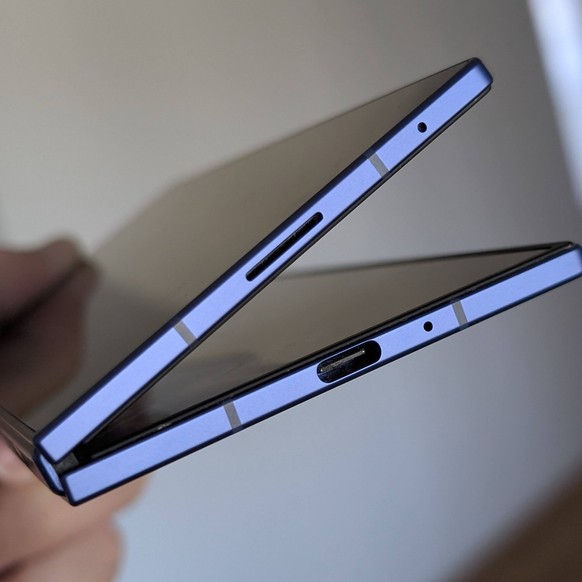 Une fois plié, le Fold 7 est aussi fin qu'un smartphone normal, et dispose enfin des fonctionnalités que l'on pouvait attendre pour ce prix.