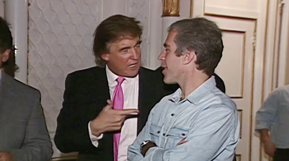 En 1992 déjà, la chaîne NBC News montre les deux hommes à Mar-a-Lago, au bord de la piste de danse, pointant du doigt leurs femmes préférées.
